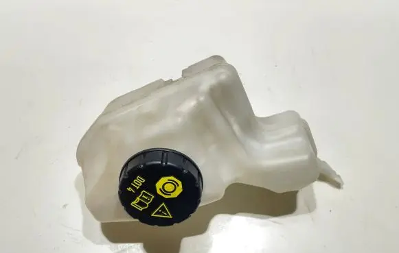 Volkswagen Golf VIII Brake fluid reservoir 02048644P7