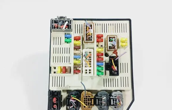 Renault Megane III Fuse module 284B60168R 9636258972 519331E01