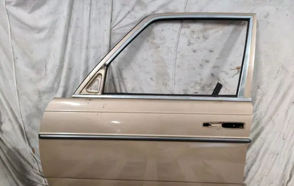 Mercedes-Benz W123 Front door 473U
