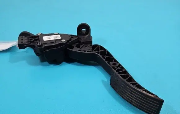 Accelerator throttle pedal