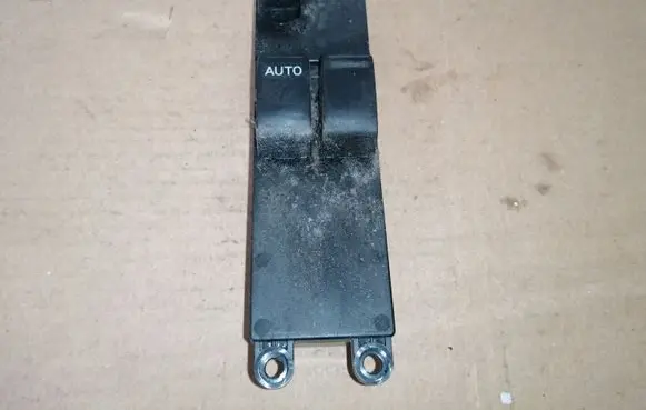 Nissan Primera Electric window control switch 25401AV620