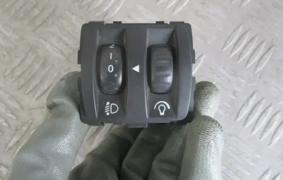 Renault Clio III Light switch 8200095495C