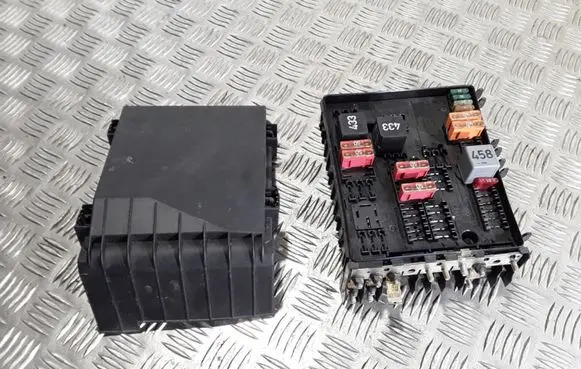 Volkswagen Touran I Fuse module 1K0937124H