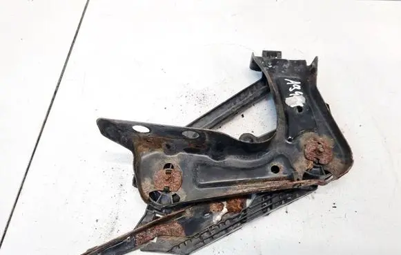 Skoda Octavia Mk2 (1Z) Headlight/headlamp mounting bracket 1Z0941340