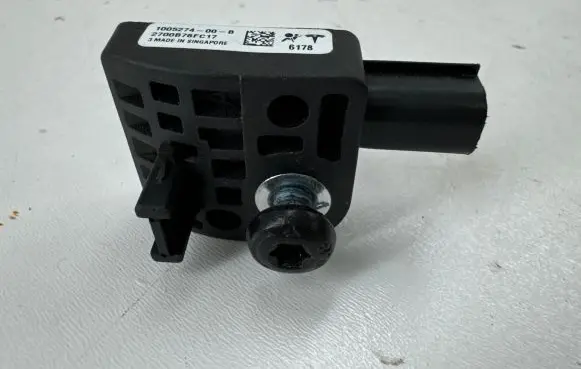 Tesla Model S Airbag deployment crash/impact sensor 100527400B 2700B76FC17