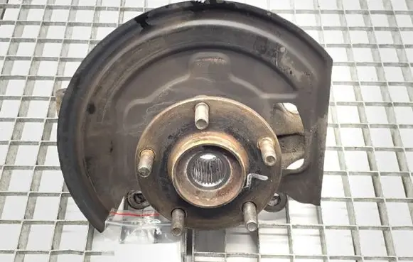 Nissan Juke I F15 Front wheel hub spindle knuckle