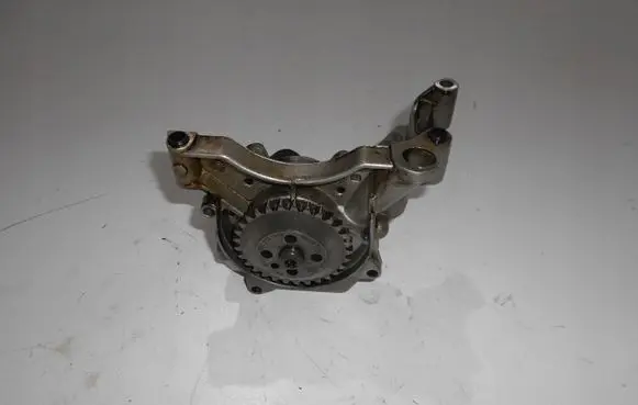 Volkswagen Golf VII Oil pump 03C105AG