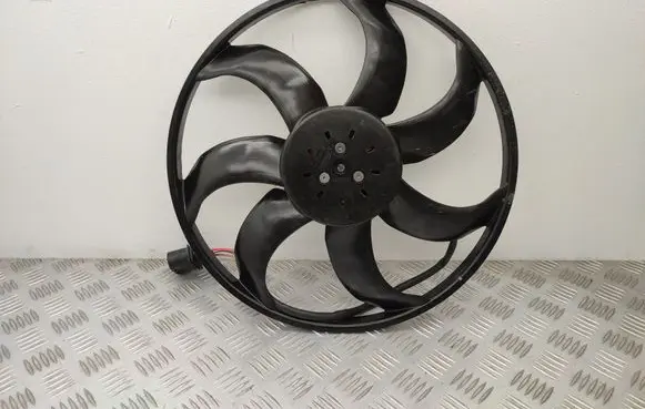 Radiator cooling fan shroud