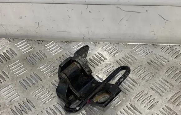 Volkswagen PASSAT B6 Front door upper hinge 3C0831411