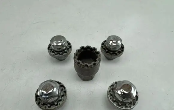 Hyundai Tucson IV NX4 Anti-theft wheel nuts and lock 