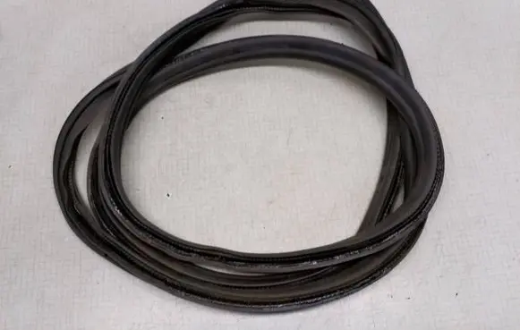 Volkswagen Golf V Loading door rubber seal (on body) 