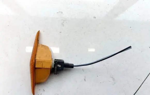 Front fender indicator light