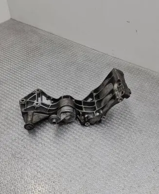 Mercedes-Benz B W245 Generator/alternator bracket A2662000670
