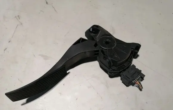 Opel Insignia A Accelerator throttle pedal 13237352