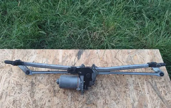 Mini Cooper Countryman R60 Front wiper linkage and motor 9804399 W19351 2330S