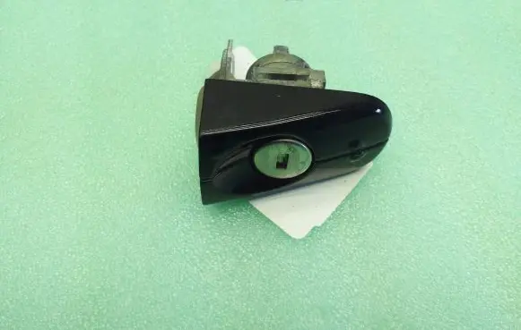 Ford Kuga I Front door lock (next to the handle) 
