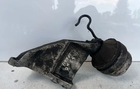 Volkswagen PASSAT B5 Engine mounting bracket 8D0199307L