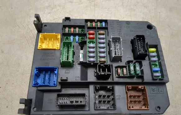 Citroen C4 II Picasso Fuse module 9665547480 S180121003H