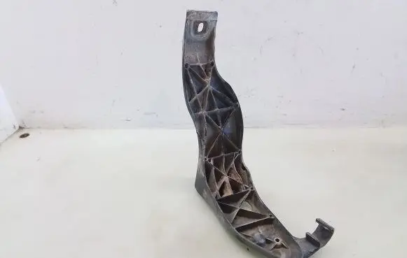 Fender mounting bracket