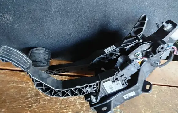Peugeot 208 Accelerator throttle pedal 9837892280