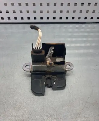 Volkswagen PASSAT B7 Tailgate lock latch 1K6827505F