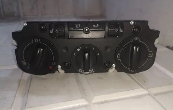 Volkswagen Touran I Climate control unit