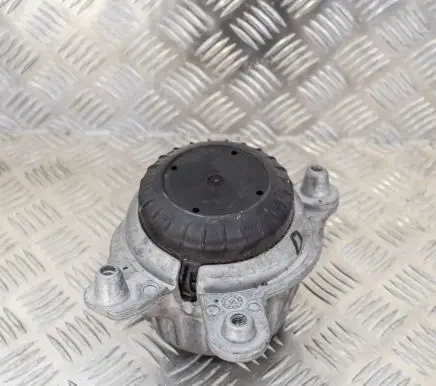 Mercedes-Benz C W205 Engine mount bracket