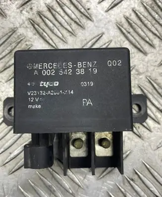 Mercedes-Benz C W203 Glow plug pre-heat relay A0025423819 V23322A2001X14