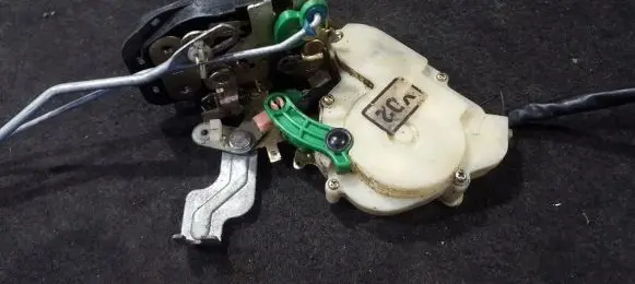 KIA Sorento Front door lock 040122