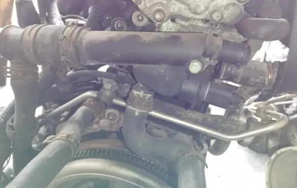 Volkswagen Touran I Engine coolant pipe/hose 038121132d