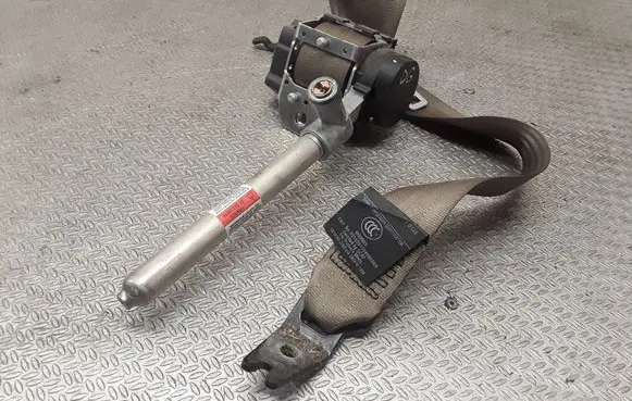 Volvo V70 Rear seatbelt 39859389