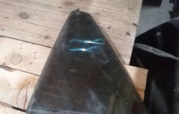 Lexus RX 300 Rear vent window glass 