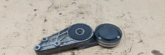 Volkswagen PASSAT B5 Alternator belt tensioner 058903133