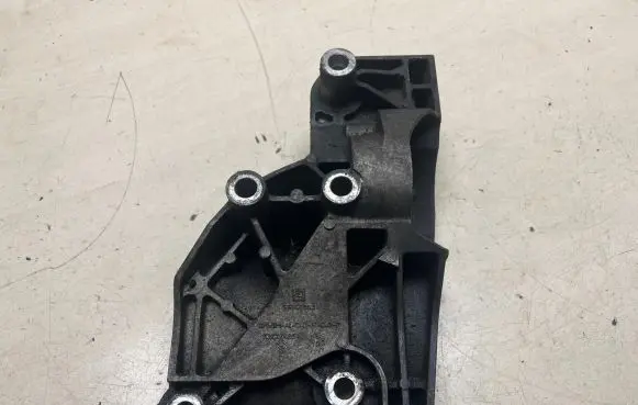 Opel Insignia A Engine mounting bracket 55562863