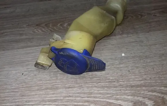 Volvo XC70 Window washer liquid tank fill tube 9178568 8620951