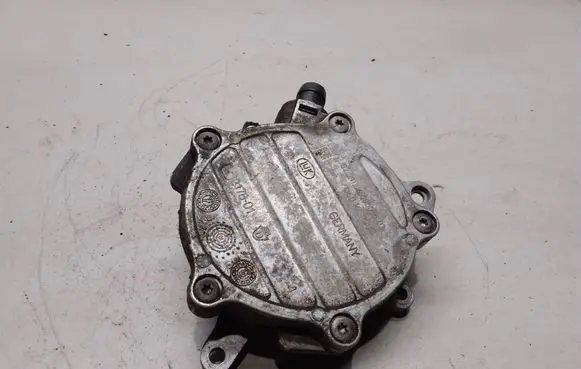 Volkswagen Golf V Vacuum pump 06D145100E
