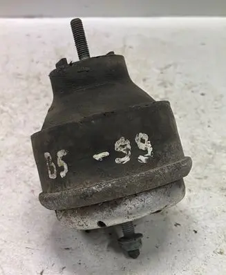 Volkswagen PASSAT B5 Engine mount bracket 8d0199379s