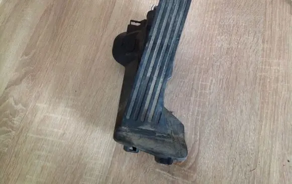 Volkswagen Jetta V Accelerator throttle pedal 1K2721503M