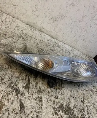 Nissan Juke I F15 Headlight/headlamp