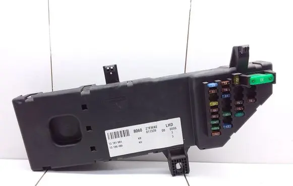 Opel Vectra C Relay mounting block 13199490 13181984