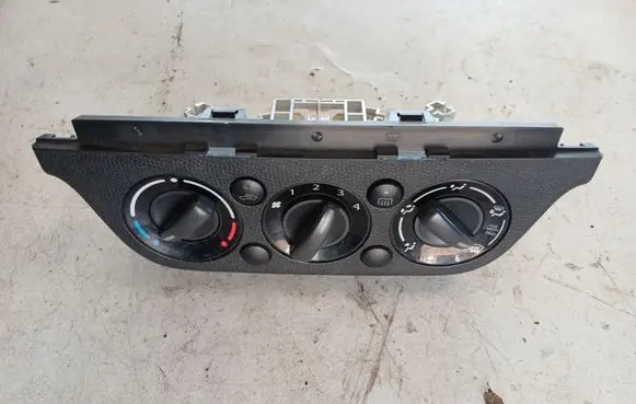 Suzuki Swift I Climate control unit