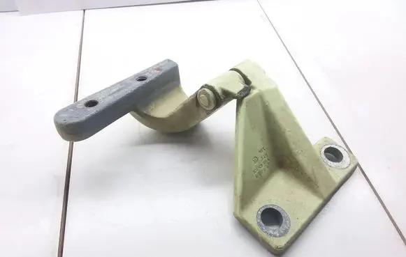 Volkswagen New Beetle Front door lower hinge 1C0831411A