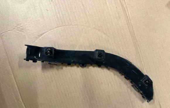 Rear bumper mounting bracket