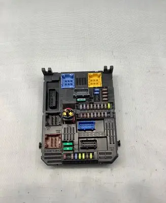 Opel Vivaro Fuse module 9830790580