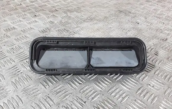 Quarter panel pressure vent