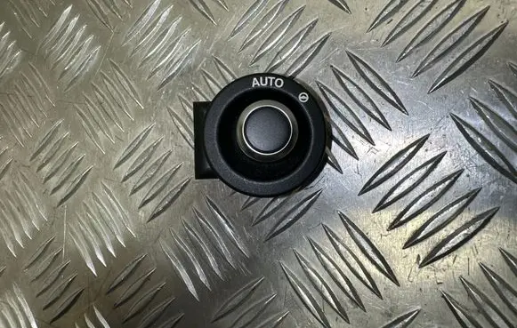 Jaguar XE Steering wheel adjustment switch FW936465BB