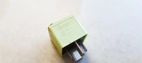 Volkswagen PASSAT B7 Other relay 4H0951253 V23136-J0006-X079
