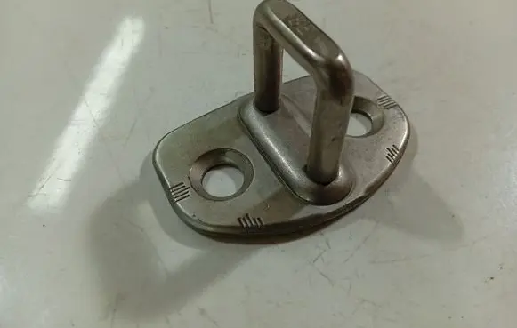 Audi A6 S6 C6 4F Front door lock loop/hook striker 8E0837033
