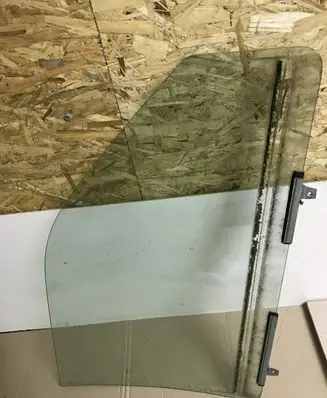 Mitsubishi Pajero Sport I Front door window glass four-door A001594