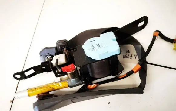 Toyota Avensis T250 Front seatbelt ta04lh n1436